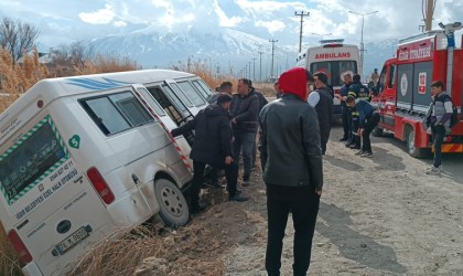 Yolcu minibüsü tahliye kanalına düştü