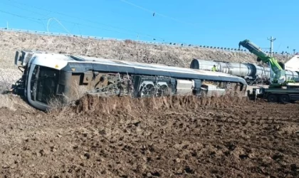 Yük treni devrildi; makinist ve yardımcısı yaralandı