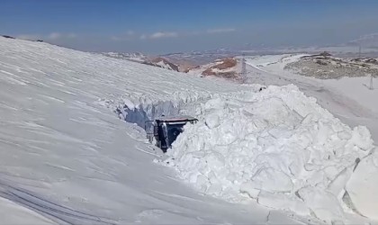 Yüksekovada 5 metrelik kar tüneli oluştu