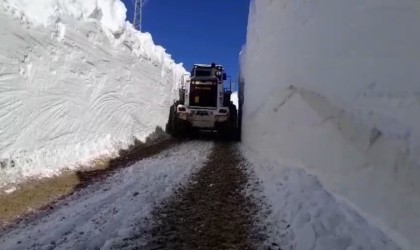 Yüksekovada 7 metrelik kar tünellerinde çalışmalar devam ediyor