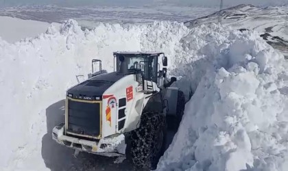 Yüksekovanın köy yollarında kar çalışması devam ediyor