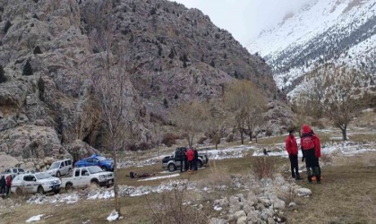 Aladağlarda kar kütlesi altında kalan dağcı hayatını kaybetti