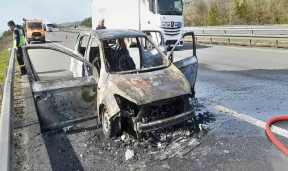 Alev alev yanan otomobilden geriye hurda yığını kaldı