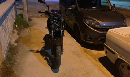 Alkollü motosiklet sürücüsü kaldırıma çıkıp direğe çarptı