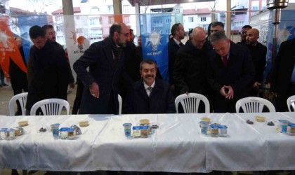 Bakan Tekin, Burdurda vatandaşlarla iftarda bir araya geldi