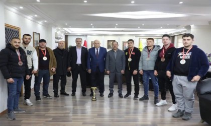 Başkan Pekmezciden başarılı sporculara altın hediyesi