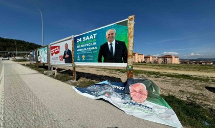 Bilecikte billboardlara saldırı