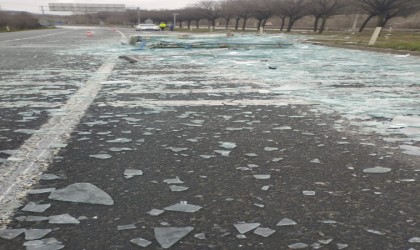 Bilecikte seyir halindeki tırın dorsesinden camlar yola devrildi, trafik akışı durdu