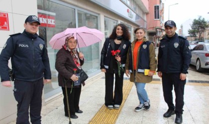 Çan Polisinden kadınlara karanfilli kutlama