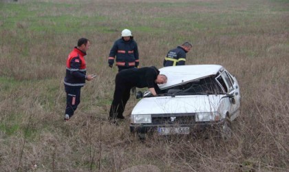 Çanda otomobil tarlaya uçtu: 2 yaralı