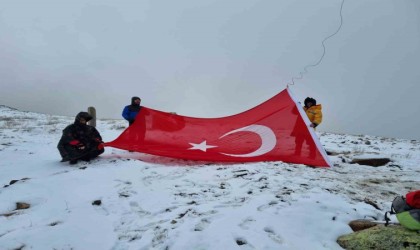 Dağcılar, yıpranan Türk Bayrağını değiştirdi