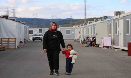 Depremde binadaki 70 kişiden 66sı hayatını kaybetti, kurtulan ailede anne hem çocuğuna bakıyor hem çalışıyor