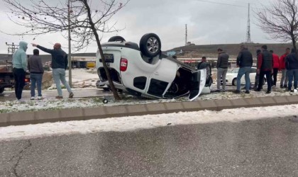 Devrilen aracın sürücüsü yaralandı