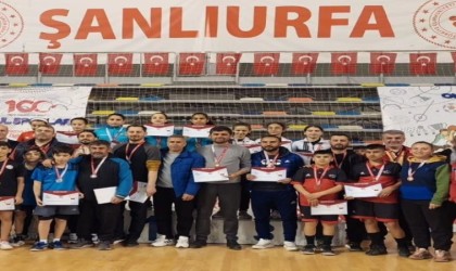 Dumplupınar Ortaokulu masa tenisi takımı 3. oldu