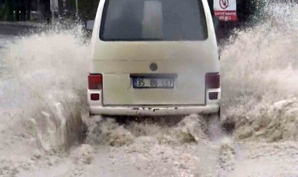 Edirnede sağanak yağış: Caddeler göle döndü