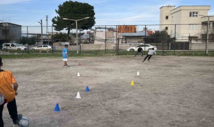 Futbol meraklısı depremzede çocuklar, toprak sahada tozu dumana katıyor