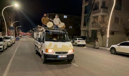 Geleneği sürdürmek için kamyonetin kasasında davul çalıyorlar