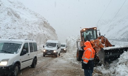 Hakkari-Çukurca karayolu çığlardan temizlendi