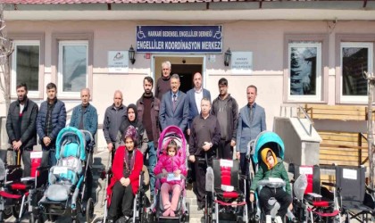 Hakkaride bedensel engellilere sandalye desteği