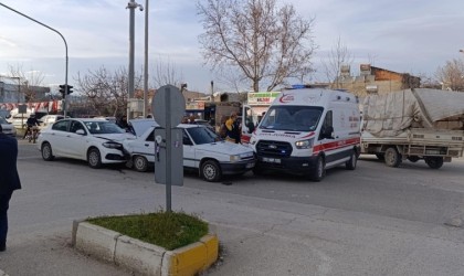 İki otomobil, bir ambulans çarpıştı: 1 yaralı