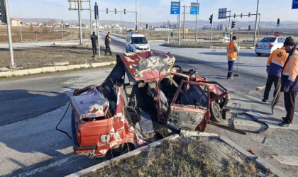 Kamyon, çarptığı otomobili biçti: 1 ağır yaralı