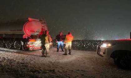 Kar ve tipi Erzincan - Gümüşhane yolunda ulaşımda aksamalara neden oldu