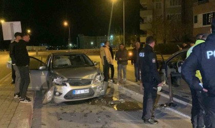 Karamanda 2 otomobil kafa kafaya çarpıştı: 2 yaralı