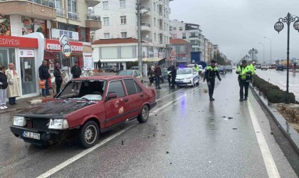 Karamanda otomobilin çarptığı yaşlı çift yaralandı