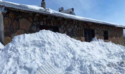 Karlıovada günlerdir etkili olan kar, tek katlı evleri kara gömdü