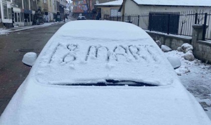 Karlıovada vatandaşlar yeni güne karla uyandı