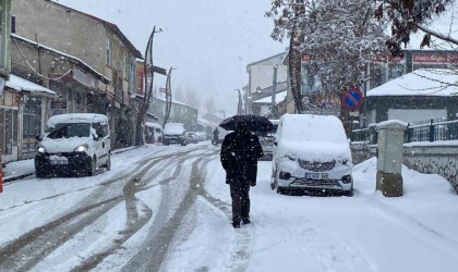 Karlıovaya kış geri geldi, kar kalınlığı 15 santimi aştı