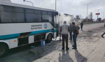 Karsta hareket halindeki dolmuş yandı