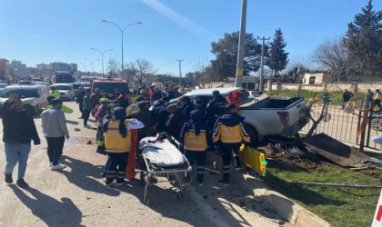 Kontrolden çıkan kamyonet refüje çıktı: 3 yaralı