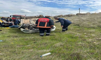 Mardinde hafif ticari araç takla attı: 4 yaralı