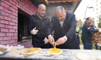 MHPli başkan ve milletvekili, elleriyle yaptıkları pideleri vatandaşlara dağıttı