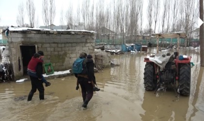 Muşta derenin taştığı köy su altında kaldı