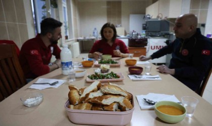 Sağlık çalışanları ilk iftarlarını görev başında yaptı