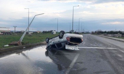 Sanayi kavşağında çarpışan iki araçtan biri takla attı: 2 yaralı