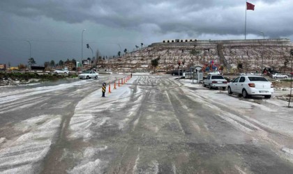 Şanlıurfada dolu yağışı sonrası şehir beyaza büründü