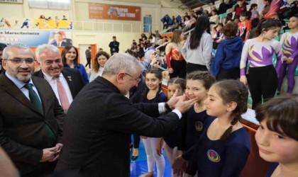 Şehit babasının kabrine bıraktığı notla duygulandırmıştı, belediye başkanı yalnız bırakmadı