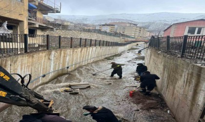 Şemdinlide dere temizleme çalışması