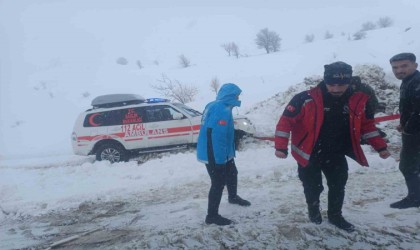 Siirtte kardan kapanan yolda mahsur kaldığı araçlar kurtarıldı