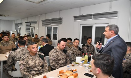 Suriyenin kuzeyindeki Türk güvenlik güçleri iftarda bir araya geldi