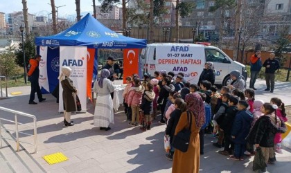 Tarihi Murat Köprüsünde deprem farkındalık standı kuruldu