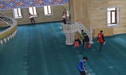 Tatvanda gönüllülerden ramazan ayına özel camii temizliği