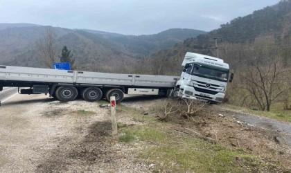 Tır şarampole yuvarlanmaktan son anda kurtuldu