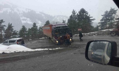 Tır virajı alamadı, yol ulaşıma kapandı