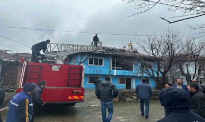 Tokatta mumdan çıkan yangın evi kullanılamaz hale getirdi