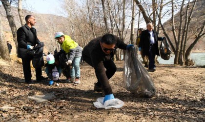 Tuncelide yüzlerce kişi Munzur Vadisi Milli Parkını temizledi