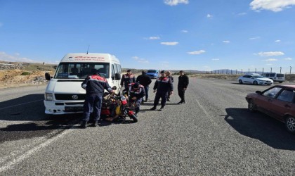 U dönüşü yapan motosiklete minibüsün çarptığı kaza kamerada: 1 ölü